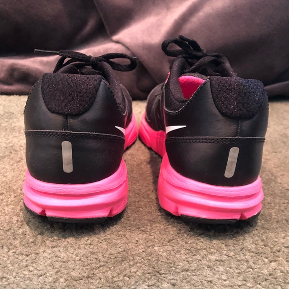 Nike - Picture 3 of 6